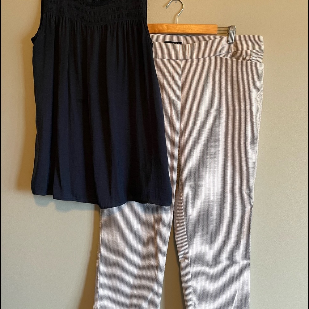 Spring Set. XL navy sleeveless blouse & XXL sear sucker capris.